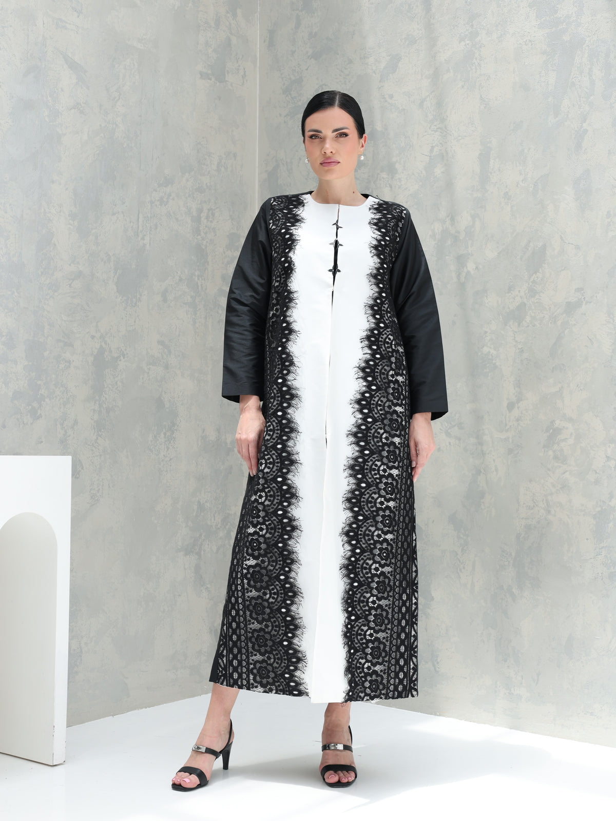 Everyday Collection Abaya — Black & White