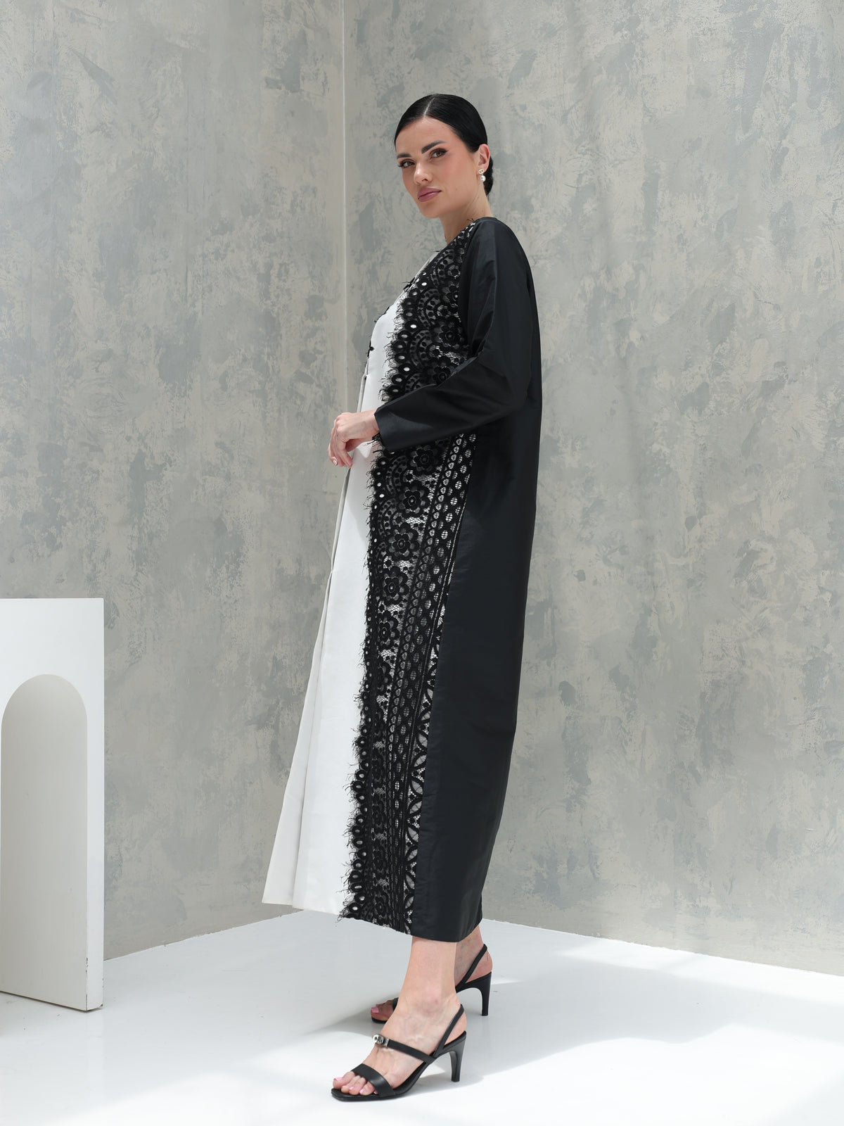Everyday Collection Abaya — Black & White