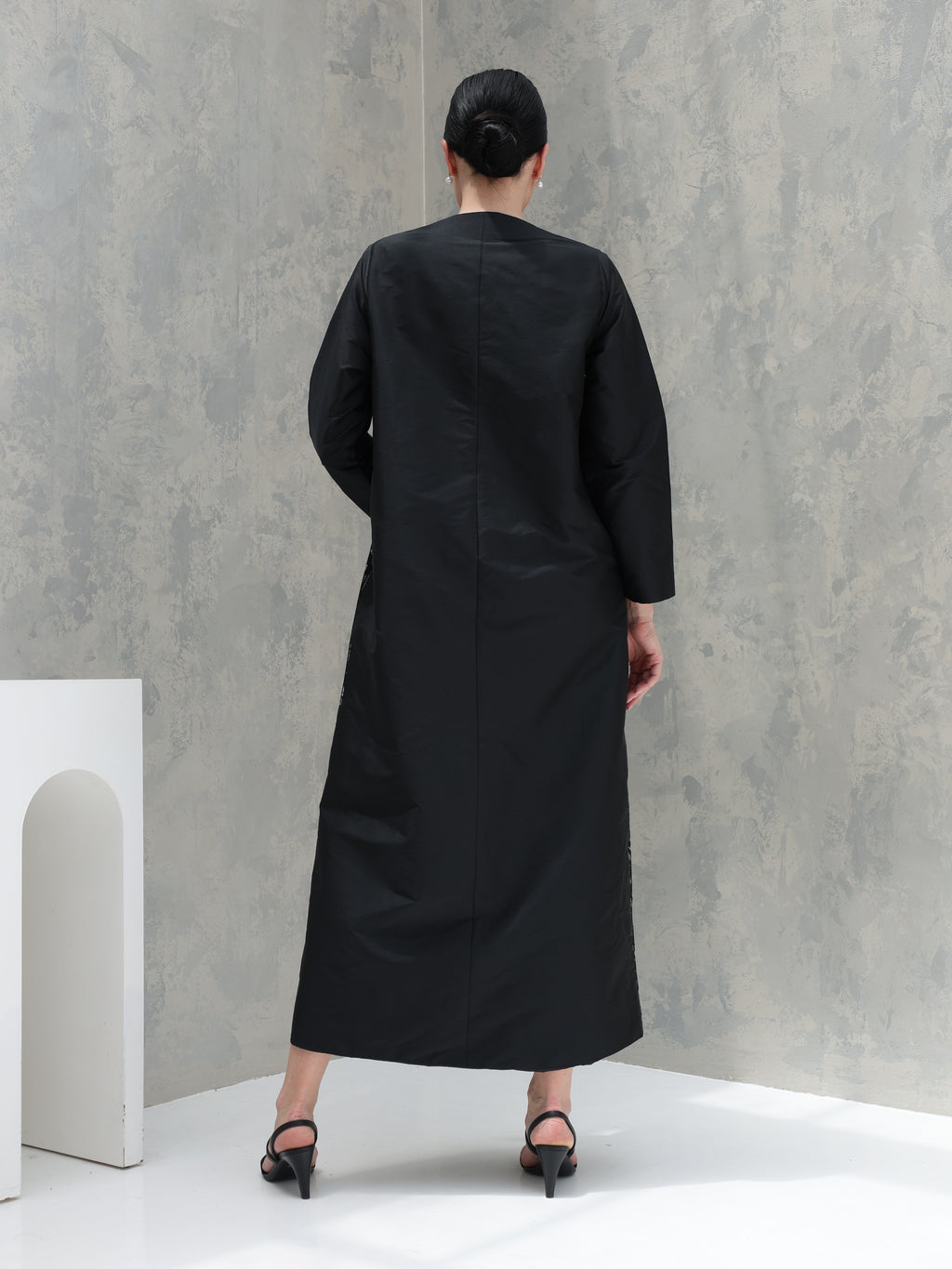 Everyday Collection Abaya — Black & White