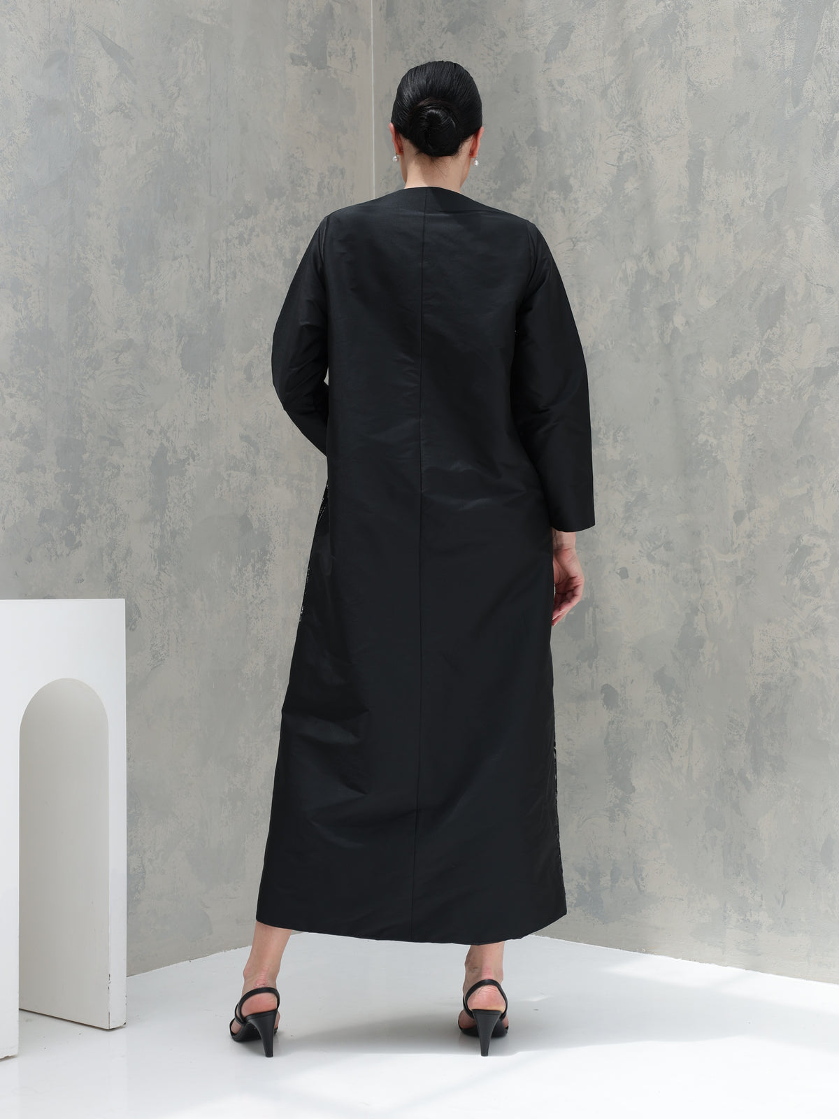 Everyday Collection Abaya — Black & White